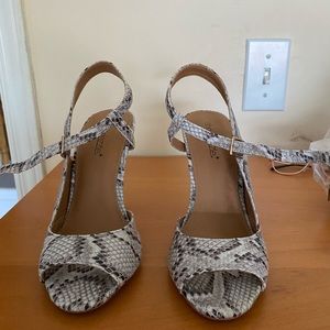 Super cute sandals snake pattern